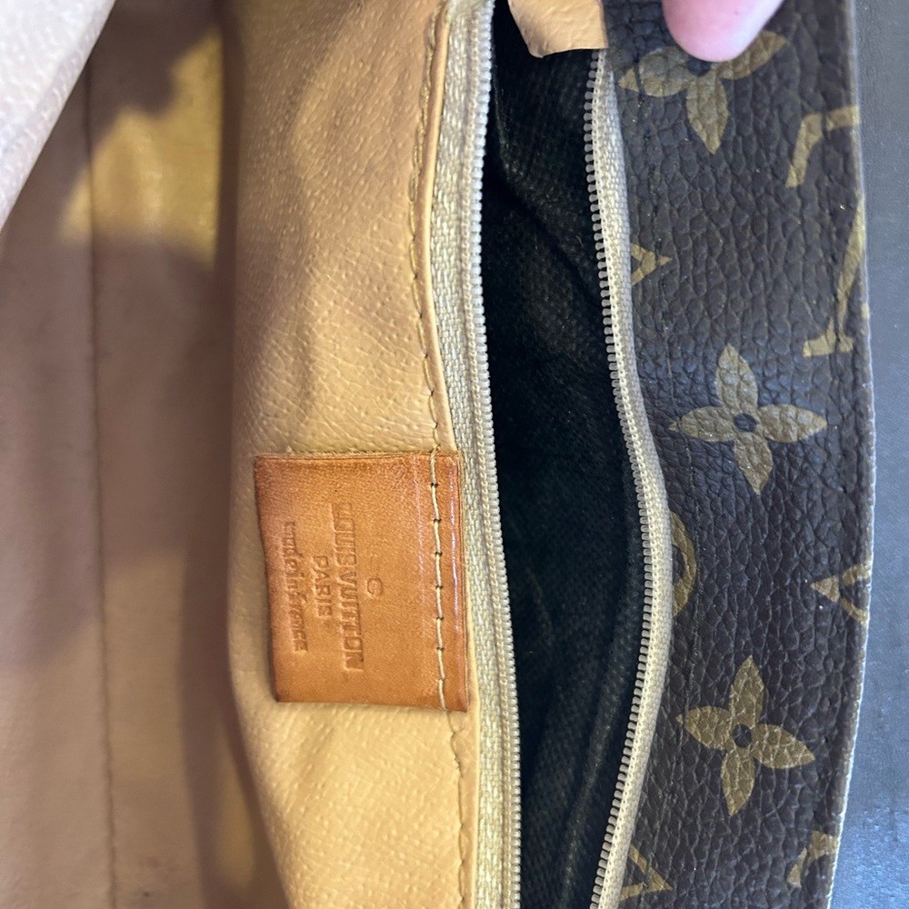 Not authentic. - Picture 6 of 11
